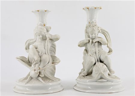 Manifattura del secolo XIX. Coppia di candelieri in biscuit e porcellana con so