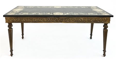 Piano in scagliola con bordura decorata da girali di foglie e fiori alternati d