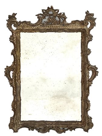 Specchiera in legno intagliato, traforato e argentato con decoro a volute fogli