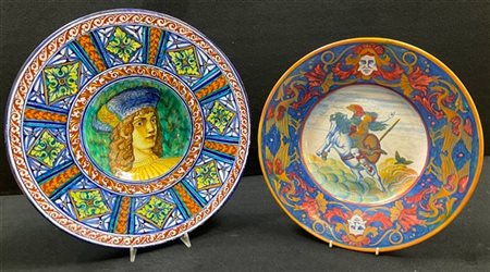 Manifatture diverse, secolo XIX-XX. Lotto composto da un piatto in ceramica dec