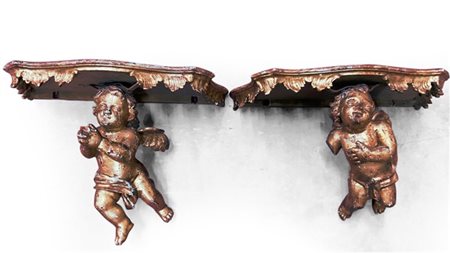 Coppia di mensole in legno intagliato e dorato, piano a finto marmo di forma sa