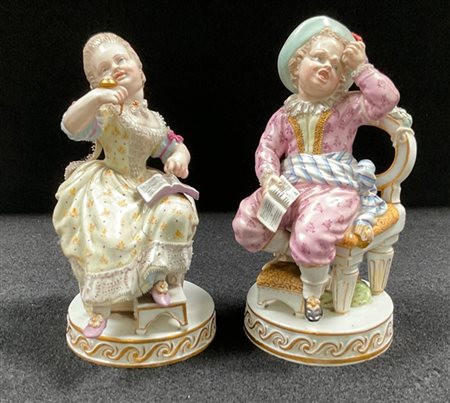Manifattura di Meissen, secolo XIX. Coppia di fanciulli seduti in porcellana di