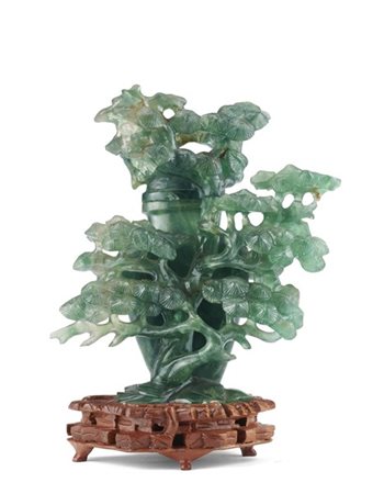 Vaso con coperchio in fluorite, poggiante su base in legno 
Cina, secolo XX
(h