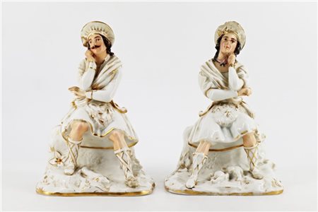 Manifattura del secolo XIX. Coppia di figure in porcellana in parte policroma c