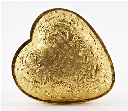 Scatola a forma di cuore in metallo dorato con coperchio decorato a rilievo con