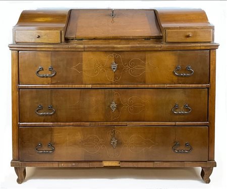 Ribalta lastronata in noce e filettata in legno chiaro, fronte a tre cassetti,