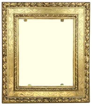 Antica cornice a cassetta in legno intagliato, dorato e inciso, bordure con dec