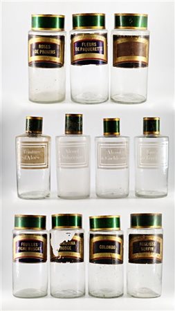 Lotto composto da numerosi flaconi e bottiglie porta essenza in vetro con coper