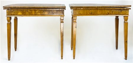 Coppia di tavoli da gioco in radica di noce filettati e intarsiati in legni di