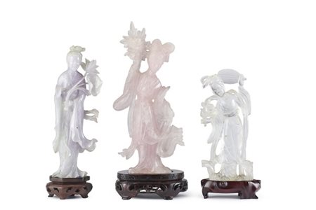 Lotto composto da una figura femminile in giadeite poggiante su base legno, una