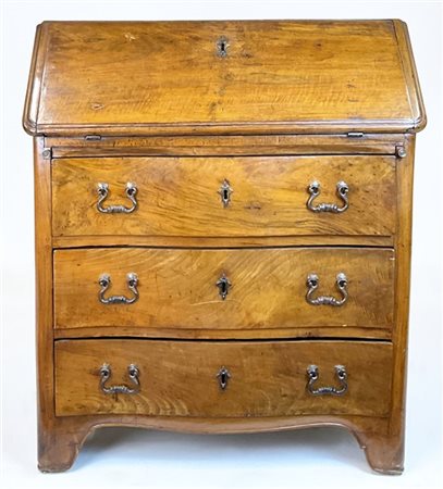 Ribalta in noce con fronte mosso a tre cassetti e calatoia che rivela cinque ti