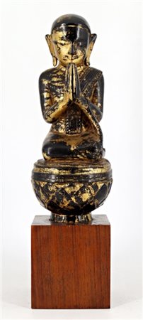 Offerente in legno laccato e parzialmente dorato con piedistallo in legno
Thail