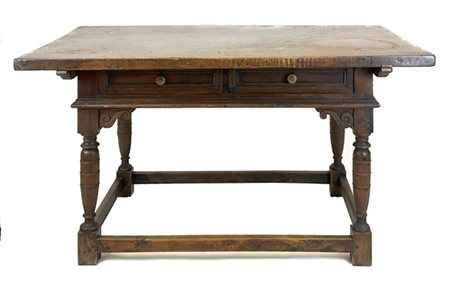 Tavolo scrittoio in noce con fronte a due cassetti, gambe a balaustro raccordat