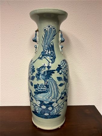 Vaso a balaustro con doppie anse leonine in porcellana color celadon decorato c