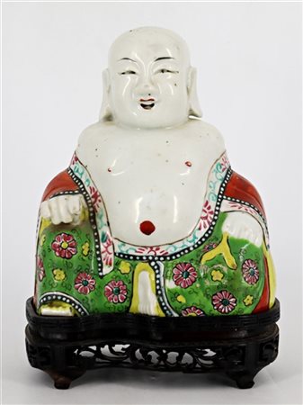 Buddha in porcellana policroma con base in legno
Cina, secolo XIX 
(h cm 17)(di
