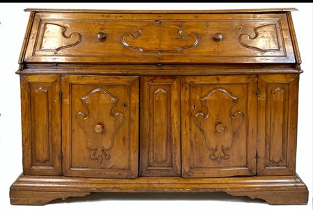 Ribalta in legni vari con fronte a due ante, calatoia e fianchi pannellati a mo