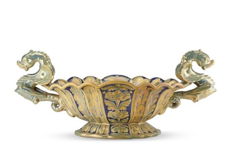 Manifattura di Gualdo Tadino, secolo XX. Centrotavola biansato in maiolica deco