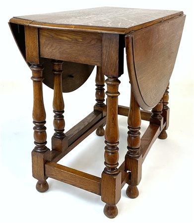 Tavolo a bandelle in rovere con gambe tornite riunite da traverse (cm chiuso 92