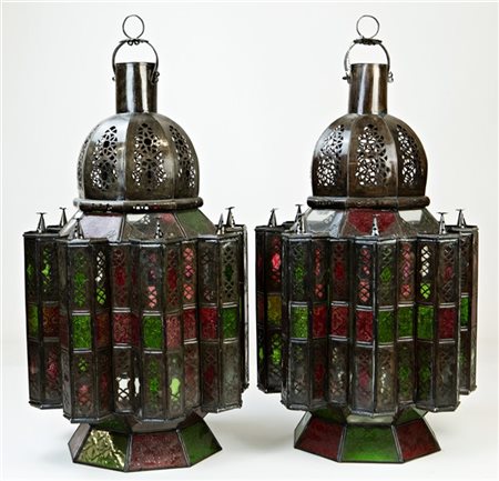 Coppia di lanterne marocchine in metallo traforato e vetro policromo a sezione