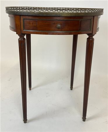 Tavolino bouillotte in mogano con piano circolare in marmo incassato e ringhier