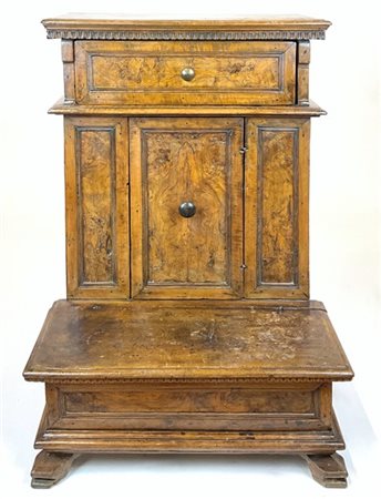 Antico inginocchiatoio in noce e radica di noce ad un'anta ed un cassetto nella