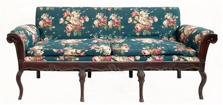 Divano a tre posti con gambe e braccioli mossi con bordure a volute. Secolo XVI