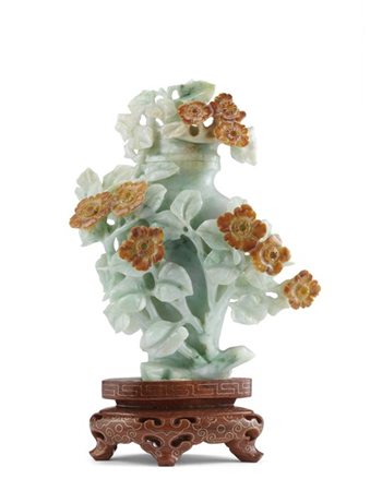 Lotto composto da due vasi orientali con coperchio in giadeite e quarzo rosa, s