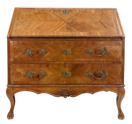 Ribalta lastronata in noce con fronte a due cassetti e calatoia celante quattro