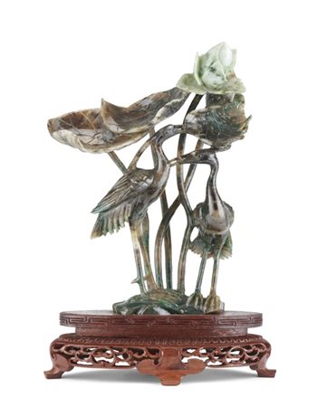 Scultura orientale raffigurante gru in giadeite su base in legno 
Cina, secolo
