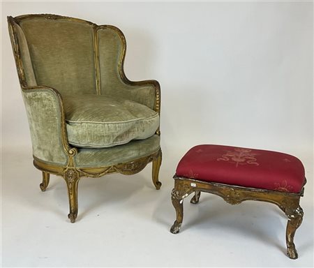 Bergère di forma mossa in legno intagliato e dorato con schienale centrato da v