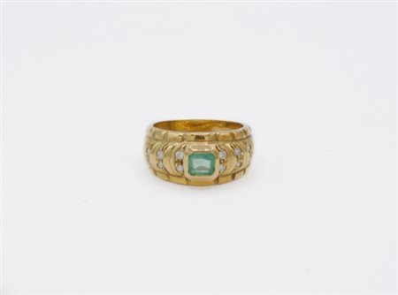 Anello in oro 750 con smeraldo centrale e dodici diamanti