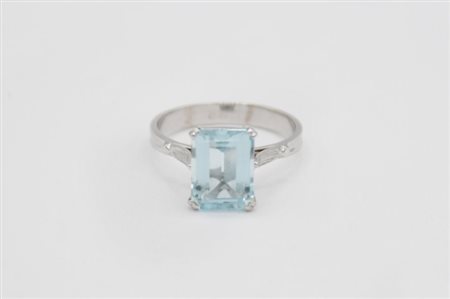 Anello in oro bianco 750 con acquamarina centrale
