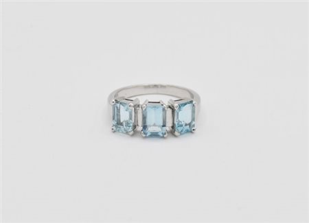 Anello in oro bianco e tre acquamarine