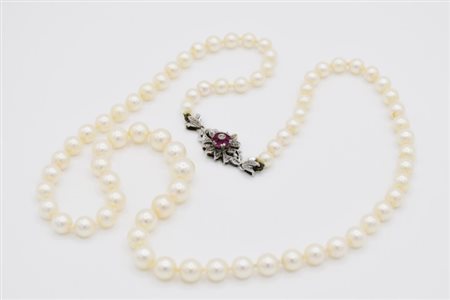 Collana di perle e sei rubini