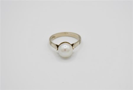Anello in oro bianco e perla coltivata