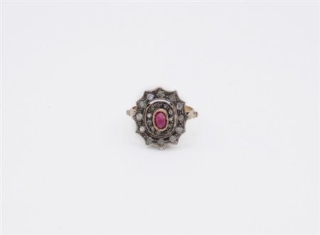 Anello in argento e oro basso con rubino centrale ovale