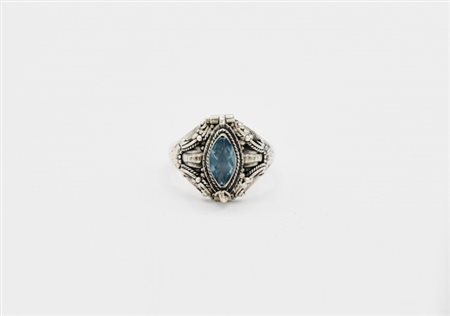 Anello in argento con pietra sintetica azzurra