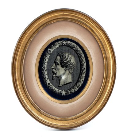 Ritratto ovale di Napoleone III stampata su tessuto, in cornice coeva fine...