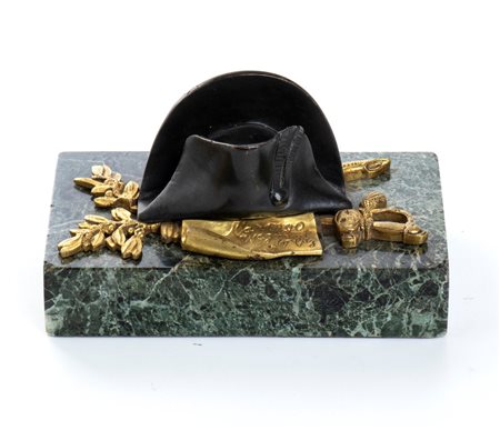 fermacarte di trofeo d'arme e capello di Napoleone, base marmo verde 14x8x9...