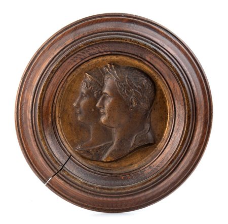 Medaglione nuziale in cornice lignea diametro: 21,5 cm Raffigurante...