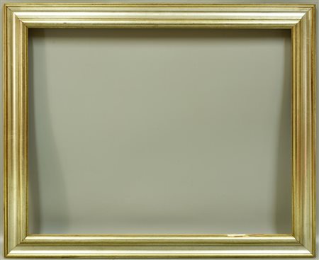 CORNICE IN LEGNO argentata cm 56x66, luce cm 45,5x55,5 Legno con difetti...