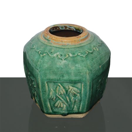 Vaso esagonale in porcellana invetriato nei toni del verde con motivi floreali, China, 17° secolo