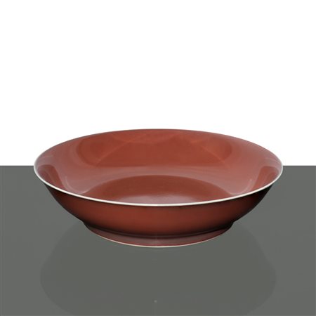 Piatto in ceramica cinese smaltato rosso, appartenente alla dinastia Qing, Nineteen° secolo