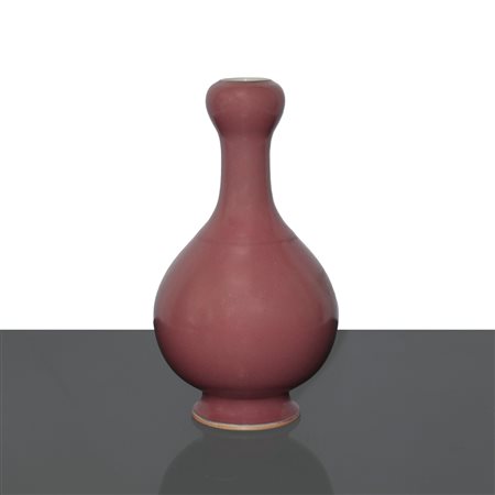 Vaso in porcellana smaltato rosso mattone, XVII/XVIII