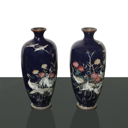 Coppia di vasi cloisonne blu con decori di aironi e fiori, Japan, Mejii period, fine 19° secolo