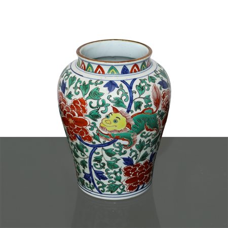 Vaso in ceramica Wocai con motivi floreali e animali mitologici, Nineteen° secolo