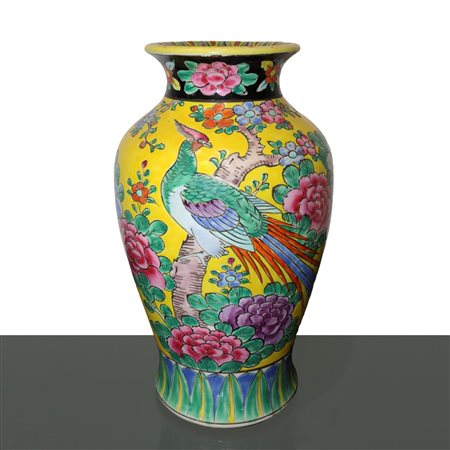 Vaso antico giapponese di porcellana smaltata gialla con raffigurazioni floreali e uccello, nineteen° secolo