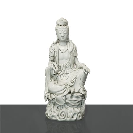 Statua in porcellana cinese DeHua seduto su un trono