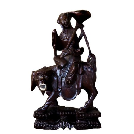 Statuina asiatica in legno uomo che cavalca animale mitologico