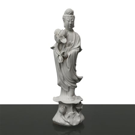 Tre statuine cinesi in porcellana bianca che raffigurano Guanyin